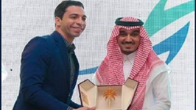 بالصور.. رئيس هيئة الرياضة السعودية يكرم أسطورة يد الزمالك