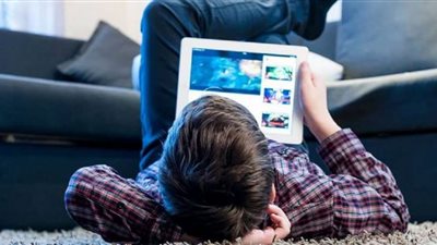 باحثون يحذرون من جلوس الأطفال ساعات طويلة على مواقع التواصل