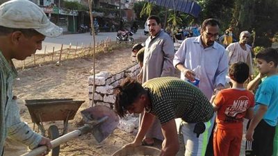 رئيس مدينة بنها يشارك في مبادرة تنظيف قرية طحلة