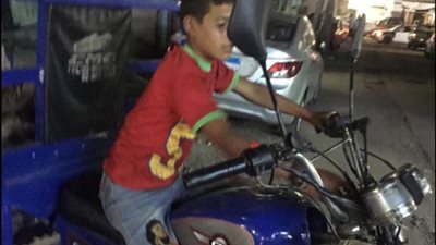 أصغر سائق في مصر.. طفل لقمة العيش يقود 