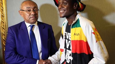 رئيس كاف يكرم مشجع زيمبابوي لحضوره أمم أفريقيا سيرا على الأقدام