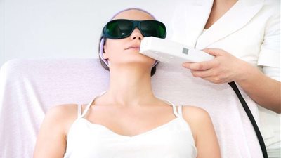 طبيب جلدية يكشف علاقة الليزر باسمرار أماكن إزالة الشعر