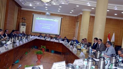 محافظ القليوبية يشارك في مجلس جامعة بنها ويشيد بالعمل بقرية كفر فرسيس