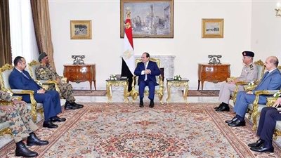 بالفيديو.. السيسي يجتمع بوزير الدفاع ورئيس الأركان السوداني