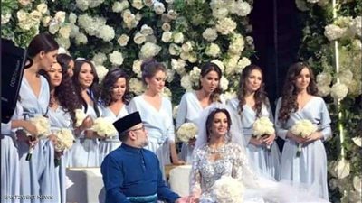 بعد زواج مثير للجدل.. ملك ماليزيا السابق يطلق زوجته بالثلاث