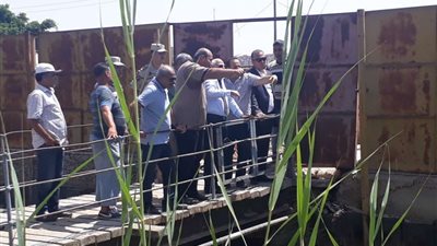 محافظ بورسعيد يتفقد أعمال التطهير في الترعة الحلوة