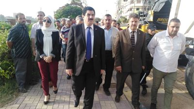 محافظ القليوبية يشهد تجربة مكنسة شفط الأتربة بمدينة بنها