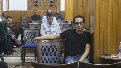 أحمد حلمي أول الحاضرين عزاء زوجة رشوان توفيق (صور)