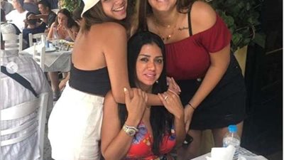 رانيا يوسف مع بناتها بإطلالات جريئة خلال إجازة الصيف