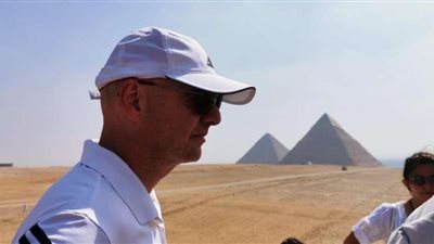 رئيس الفيفا يزور أهرامات الجيزة قبل نهائي أمم أفريقيا