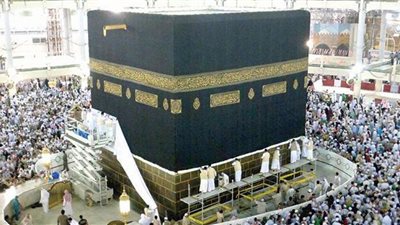بالفيديو.. رفع كسوة الكعبة استعداداً لموسم الحج