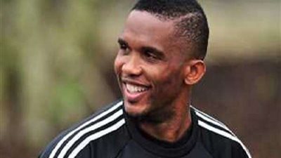 بالفيديو .. ايتو يحمل كأس أمم أفريقيا في استاد القاهرة