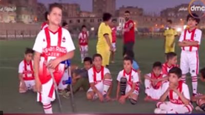 شاهد.. طفل يتحدى الإعاقة ويلعب كرة القدم بساق واحدة