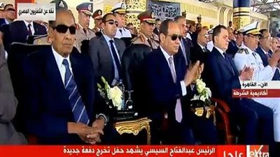 وزير الداخلية يهدي السيسي درع أكاديمية الشرطة في احتفالية تخرج دفعة جديدة
