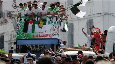 منتخب الجزائر يتجول في شوارع العاصمة بكأس أمم أفريقيا (فيديو)