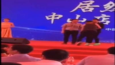 فنان صيني يتعرض للطعن على خشبة المسرح (فيديو)