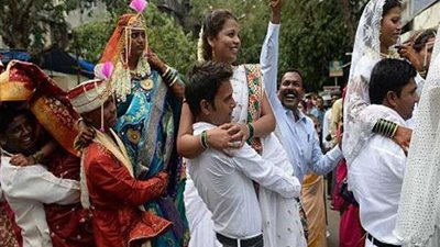 منها تغطية العروس بالقمامة.. أغرب تقاليد الزفاف عالمياً