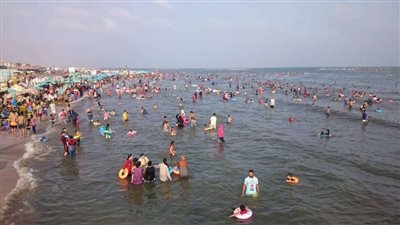 بالصور.. تكدس السيارات بطريق رأس البر.. والشواطئ تزدحم بالمواطنين هربًا من الحر
