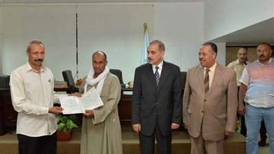 محافظ أسيوط يسلم 12 عقد تقنين جديد للمواطنين بالمحافظة