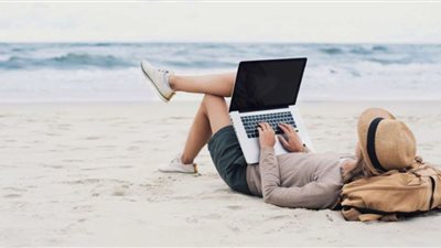 دراسة: قضاء العطلات في العمل يعبث بصحّتك العقليّة