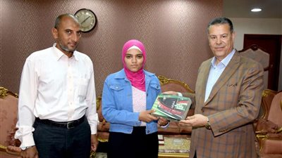 محافظ بني سويف يكرم 