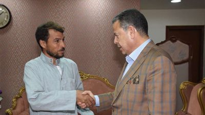 محافظ بني سويف يصرف إعانة لمواطن لمساعدته في تجاوز محنته