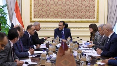 مدبولي يبحث مع محافظ السويس مشكلات الإسكان التعاوني