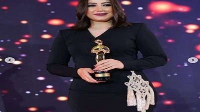 بوسي تتألق بفستان قصير في حفل جوائز الميما