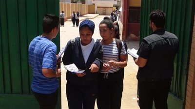 طلاب أولى ثانوي يؤدون امتحان اللغة الأجنبية بالدور الثاني