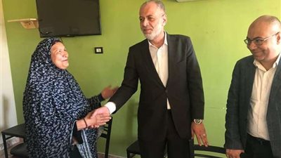 تكريم عاملة بمستشفى بني سويف الجامعي لبلوغها سن التقاعد