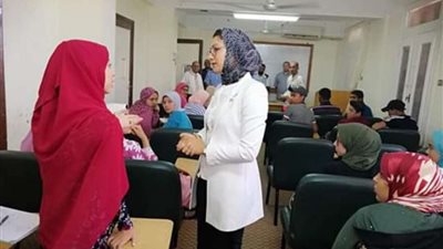 حنان مجدي تتفقد البرنامج التدريبي لتأهيل طلاب المنح الدراسية في الوادي الجديد