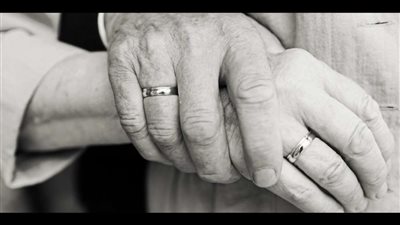 رحلت زوجته فتبرع بثروته.. قصة زوجين جمعهما الوفاء وحب الخير