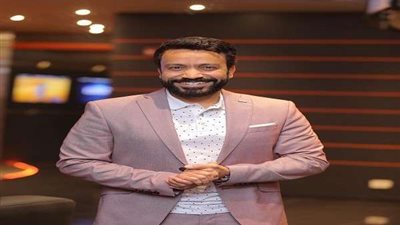 بدون تعليق.. سامح حسين يعزف بفستان سهر الصايغ