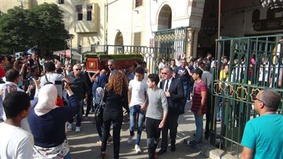 نجوم الفن يتوافدون على جنازة والدة يسرا (صور)