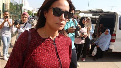 هند صبري تثير الجدل في جنازة والدة يسرا (صور)