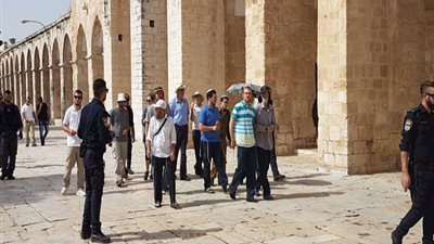مستوطنون يقتحمون الأقصي بحراسة مشددة من الاحتلال الإسرائيلي