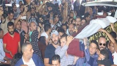 وصول جثمان فاروق الفيشاوي إلي مسجد مصطفى محمود