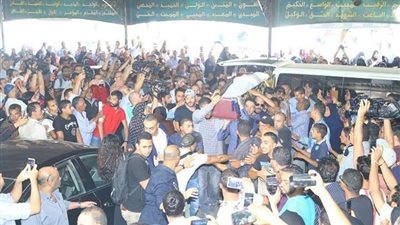 عشرات المواطنين ونجوم الفن يشيعون جثمان فاروق الفيشاوي (صور)