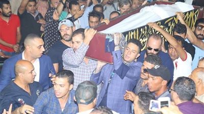 لحظة خروج جثمان فاروق الفيشاوي من مسجد مصطفى محمود (فيديو)