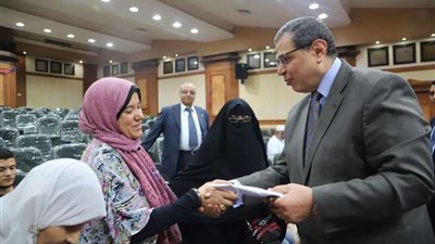 وزير القوي العاملة يسلم 42 تأشيرة حج للعاملين  بالوزارة