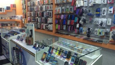 أمريكي يضرب شابًا أطال النظر لقوام زوجته.. (فيديو)