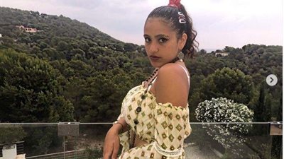 بفستان قصير.. جنا عمرو دياب في أحدث جلسة تصوير