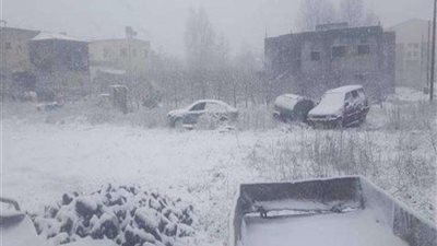 رغم ارتفاع الحرارة.. تساقط الثلوج على 