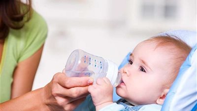 خبراء: منح الماء للرضع الأقل من 6 أِشهر يؤدي إلى إرهاق الكلى