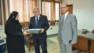 رئيس جامعة أسيوط يكرم والدة الشهيد مصطفى عثمان
