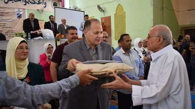 محافظ الفيوم يلتقي بحجاج الجمعيات الأهلية ويطلب منهم الدعاء لمصر