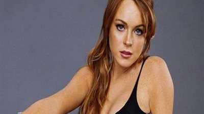 شاهد.. ليندسي لوهان تثير الجدل بصورة عارية