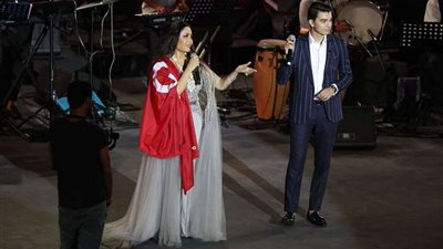 شاهد.. لطيفة توجه رسالة مؤثرة للشعب التونسي