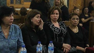 ميرفت أمين وإلهام شاهين في عزاء والدة عزة بلبع (صور)