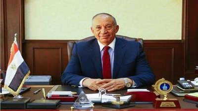 محافظ البحر الأحمر يهنئ أسقف الإيباراشية الجديد